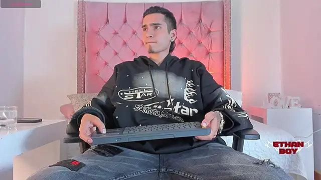 Snapshot of Ethan_Boy_ chatting on 10/24/25, 08:16 Ethan Boy online show from 10/24/25, 08:16