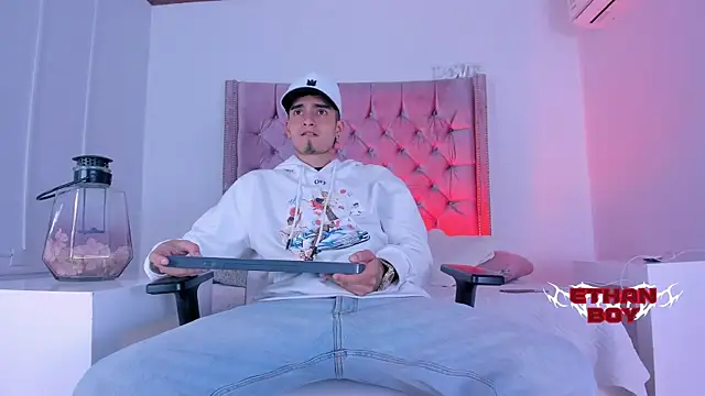 Snapshot of Ethan_Boy_ chatting on 11/24/25, 08:41 Ethan Boy online show from 11/24/25, 08:41