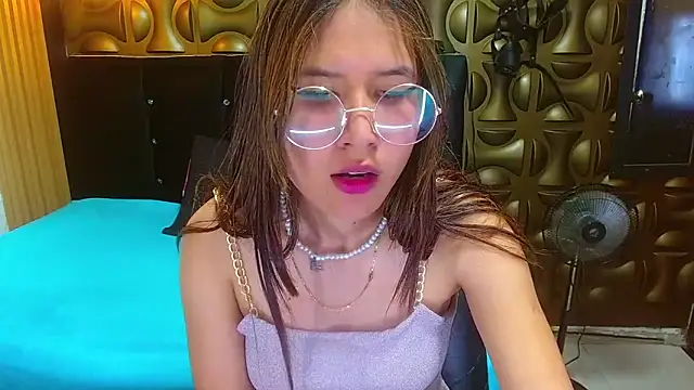 Snapshot of tinibunny chatting on 11/27/25, 07:27 tinibunny online show from 11/27/25, 07:27