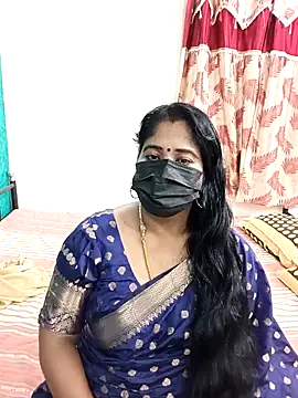 Snapshot of tamil-aunt chatting on 10/21/25, 06:58 tamil-aunt online show from 10/21/25, 06:58