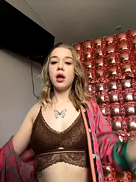 Snapshot of AngellnSilk chatting on 10/26/25, 06:52 AngellnSilk online show from 10/26/25, 06:52