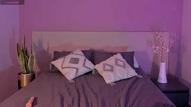 Snapshot of MiissBombom chatting on 11/15/25, 12:13 MiissBombom online show from 11/15/25, 12:13