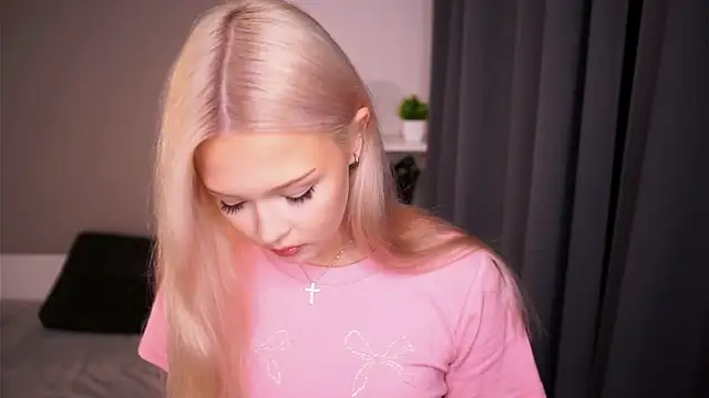 Snapshot of KaryTasch chatting on 10/19/25, 07:03 KaryTasch online show from 10/19/25, 07:03