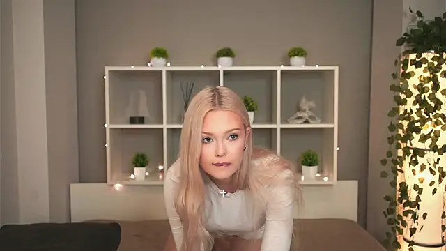 Snapshot of KaryTasch chatting on 10/28/25, 10:01 KaryTasch online show from 10/28/25, 10:01