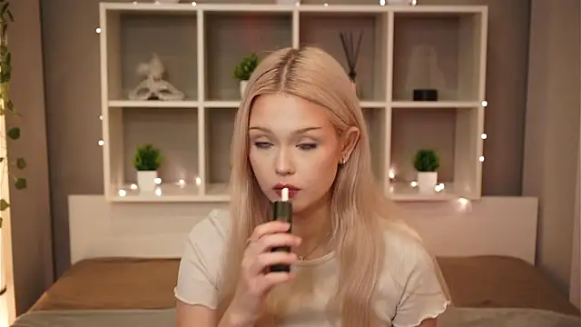 Snapshot of KaryTasch chatting on 10/29/25, 08:32 KaryTasch online show from 10/29/25, 08:32