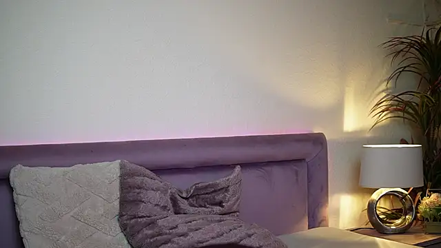 Snapshot of JoelleApril chatting on 11/11/25, 09:04 JoelleApril online show from 11/11/25, 09:04