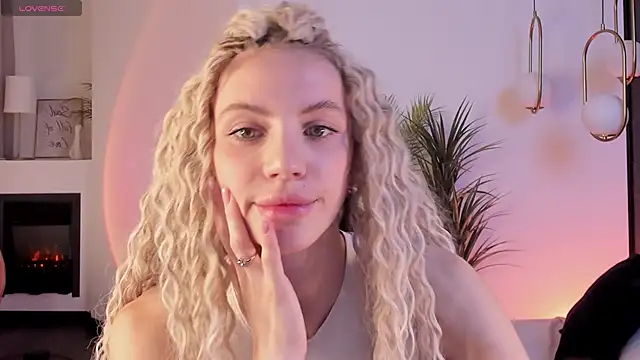 Snapshot of mia_silkk chatting on 10/22/25, 06:24 mia silkk online show from 10/22/25, 06:24