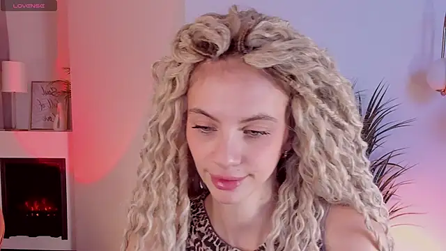 Snapshot of mia_silkk chatting on 10/27/25, 06:28 mia silkk online show from 10/27/25, 06:28