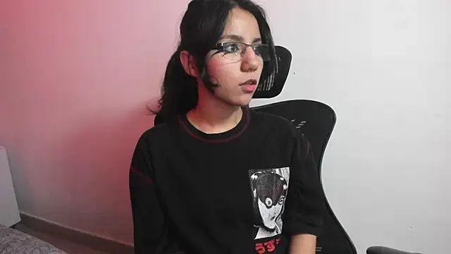 Snapshot of HollyPeach chatting on 10/27/25, 12:42 HollyPeach online show from 10/27/25, 12:42