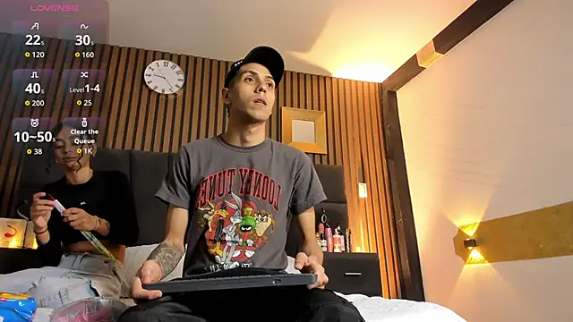 Snapshot of DerryAndIzzy chatting on 10/19/25, 04:02 DerryAndIzzy online show from 10/19/25, 04:02