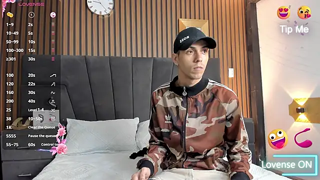 Snapshot of DerryAndIzzy chatting on 10/25/25, 03:58 DerryAndIzzy online show from 10/25/25, 03:58