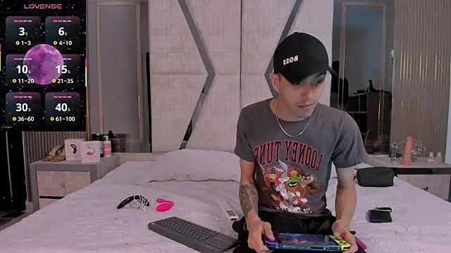 Snapshot of DerryAndIzzy chatting on 11/06/25, 02:07 DerryAndIzzy online show from 11/06/25, 02:07