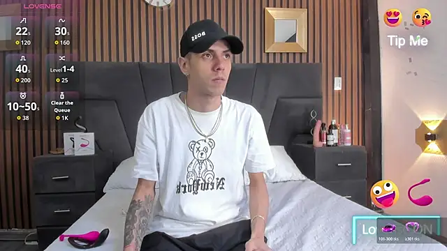 Snapshot of DerryAndIzzy chatting on 11/18/25, 04:50 DerryAndIzzy online show from 11/18/25, 04:50