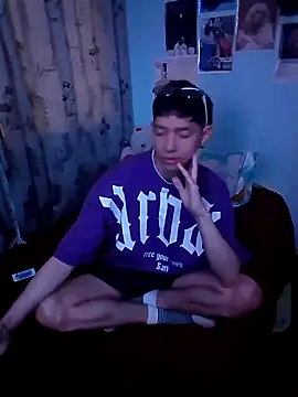 Snapshot of heyy_noah11 chatting on 10/11/25, 04:33 heyy noah11 online show from 10/11/25, 04:33