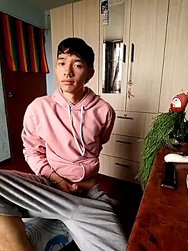 Snapshot of heyy_noah11 chatting on 10/14/25, 03:35 heyy noah11 online show from 10/14/25, 03:35