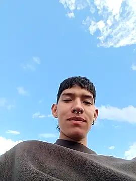 Snapshot of heyy_noah11 chatting on 10/15/25, 08:31 heyy noah11 online show from 10/15/25, 08:31