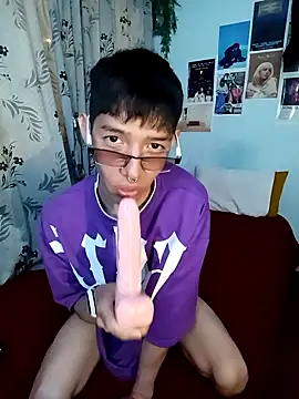 Snapshot of heyy_noah11 chatting on 10/18/25, 01:08 heyy noah11 online show from 10/18/25, 01:08