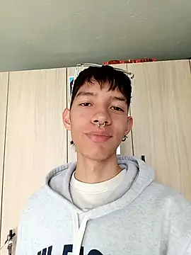 Snapshot of heyy_noah11 chatting on 10/19/25, 08:31 heyy noah11 online show from 10/19/25, 08:31