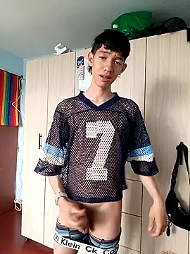 Snapshot of heyy_noah11 chatting on 10/21/25, 09:04 heyy noah11 online show from 10/21/25, 09:04