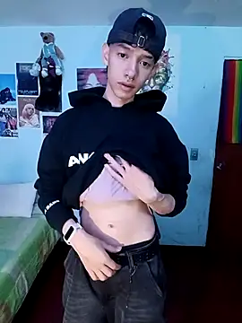 Snapshot of heyy_noah11 chatting on 10/23/25, 02:33 heyy noah11 online show from 10/23/25, 02:33