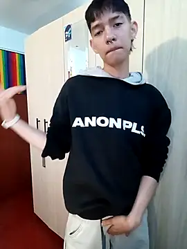 Snapshot of heyy_noah11 chatting on 10/26/25, 01:22 heyy noah11 online show from 10/26/25, 01:22