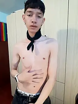 Snapshot of heyy_noah11 chatting on 10/27/25, 02:37 heyy noah11 online show from 10/27/25, 02:37