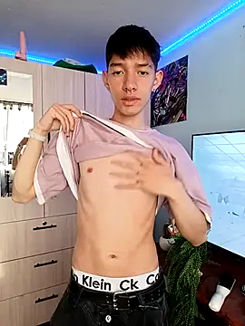 Snapshot of heyy_noah11 chatting on 10/29/25, 09:49 heyy noah11 online show from 10/29/25, 09:49