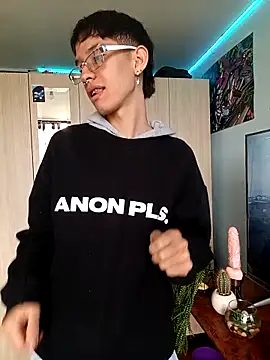 Snapshot of heyy_noah11 chatting on 10/31/25, 07:59 heyy noah11 online show from 10/31/25, 07:59