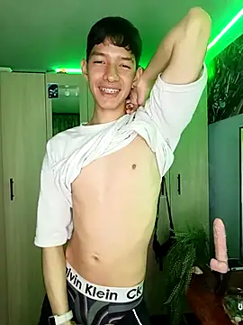 Snapshot of heyy_noah11 chatting on 11/04/25, 02:21 heyy noah11 online show from 11/04/25, 02:21