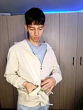 Snapshot of heyy_noah11 chatting on 11/09/25, 12:42 heyy noah11 online show from 11/09/25, 12:42