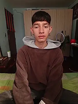 Snapshot of heyy_noah11 chatting on 11/10/25, 08:19 heyy noah11 online show from 11/10/25, 08:19