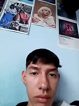 Snapshot of heyy_noah11 chatting on 11/11/25, 10:43 heyy noah11 online show from 11/11/25, 10:43