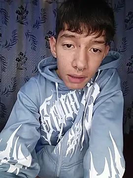 Snapshot of heyy_noah11 chatting on 11/19/25, 01:49 heyy noah11 online show from 11/19/25, 01:49