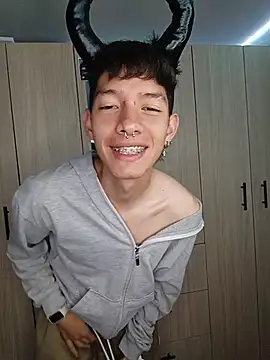 Snapshot of heyy_noah11 chatting on 11/22/25, 01:04 heyy noah11 online show from 11/22/25, 01:04