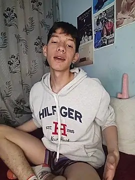 Snapshot of heyy_noah11 chatting on 11/25/25, 02:11 heyy noah11 online show from 11/25/25, 02:11