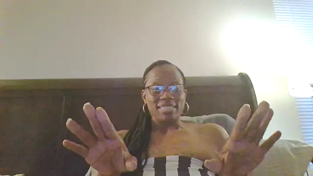 Snapshot of SweetCandy85 chatting on 10/12/25, 10:20 SweetCandy85 online show from 10/12/25, 10:20