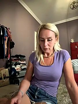 Snapshot of ElenabonyX chatting on 10/24/25, 06:48 ElenabonyX online show from 10/24/25, 06:48