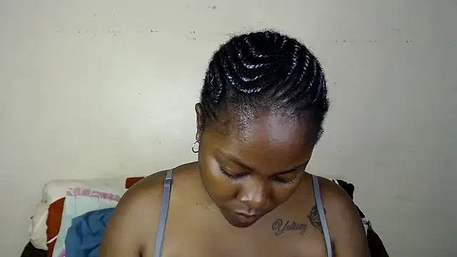 Yolaqueen04 online show from 10/28/25, 05:04