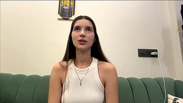 Snapshot of AlessiaChen chatting on 10/18/25, 07:42 AlessiaChen online show from 10/18/25, 07:42
