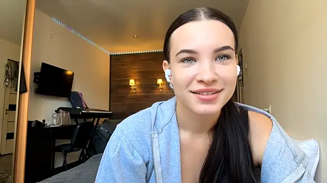 Snapshot of Tonnievi chatting on 10/13/25, 11:32 Tonnievi online show from 10/13/25, 11:32