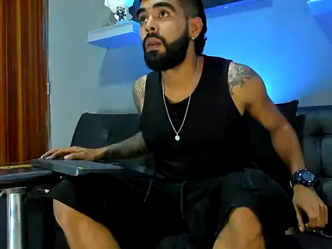 Snapshot of black_kameron_ chatting on 11/06/25, 11:48 black kameron online show from 11/06/25, 11:48