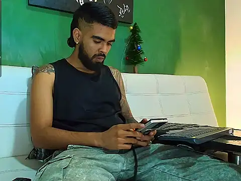 Snapshot of black_kameron_ chatting on 11/26/25, 02:12 black kameron online show from 11/26/25, 02:12