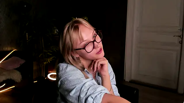 Snapshot of AnnieGitis chatting on 10/13/25, 08:20 AnnieGitis online show from 10/13/25, 08:20