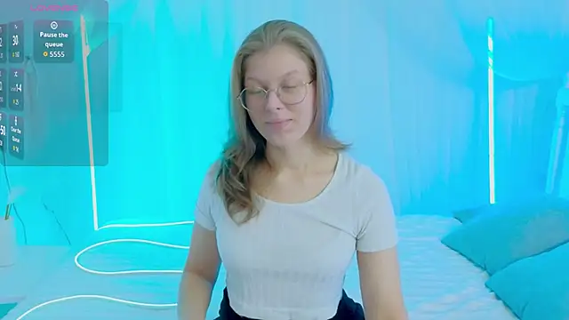 Snapshot of Angelie__Eyes chatting on 10/18/25, 02:07 Angelie Eyes online show from 10/18/25, 02:07