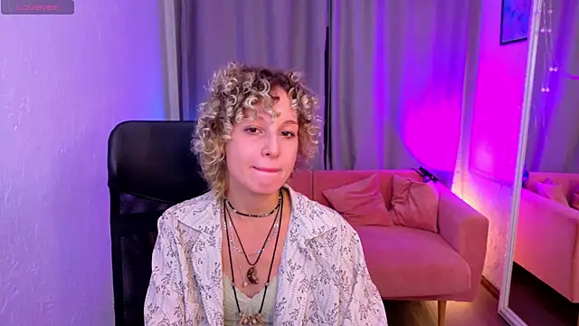 Snapshot of Mary_Wahlberg chatting on 10/13/25, 06:02 Mary Wahlberg online show from 10/13/25, 06:02
