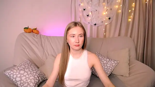 Snapshot of EllyColins chatting on 10/18/25, 02:36 EllyColins online show from 10/18/25, 02:36