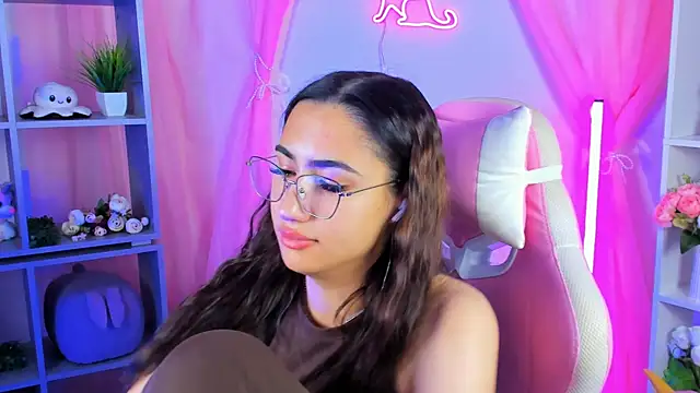 Snapshot of RebeckaThornton chatting on 10/26/25, 04:24 RebeckaThornton online show from 10/26/25, 04:24