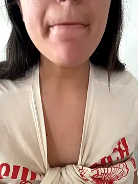 Snapshot of mamimamacitaaa chatting on 10/21/25, 07:42 mamimamacitaaa online show from 10/21/25, 07:42