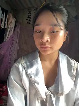 Snapshot of Linh-xxx chatting on 10/13/25, 06:57 Linh-xxx online show from 10/13/25, 06:57