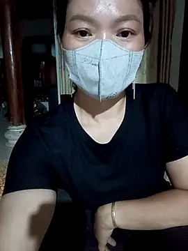 Snapshot of nat-tri chatting on 10/17/25, 11:35 nat-tri online show from 10/17/25, 11:35